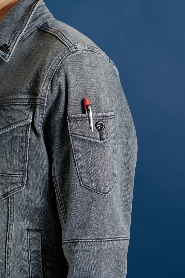 スタイリッシュな左袖ペン差しポケット
