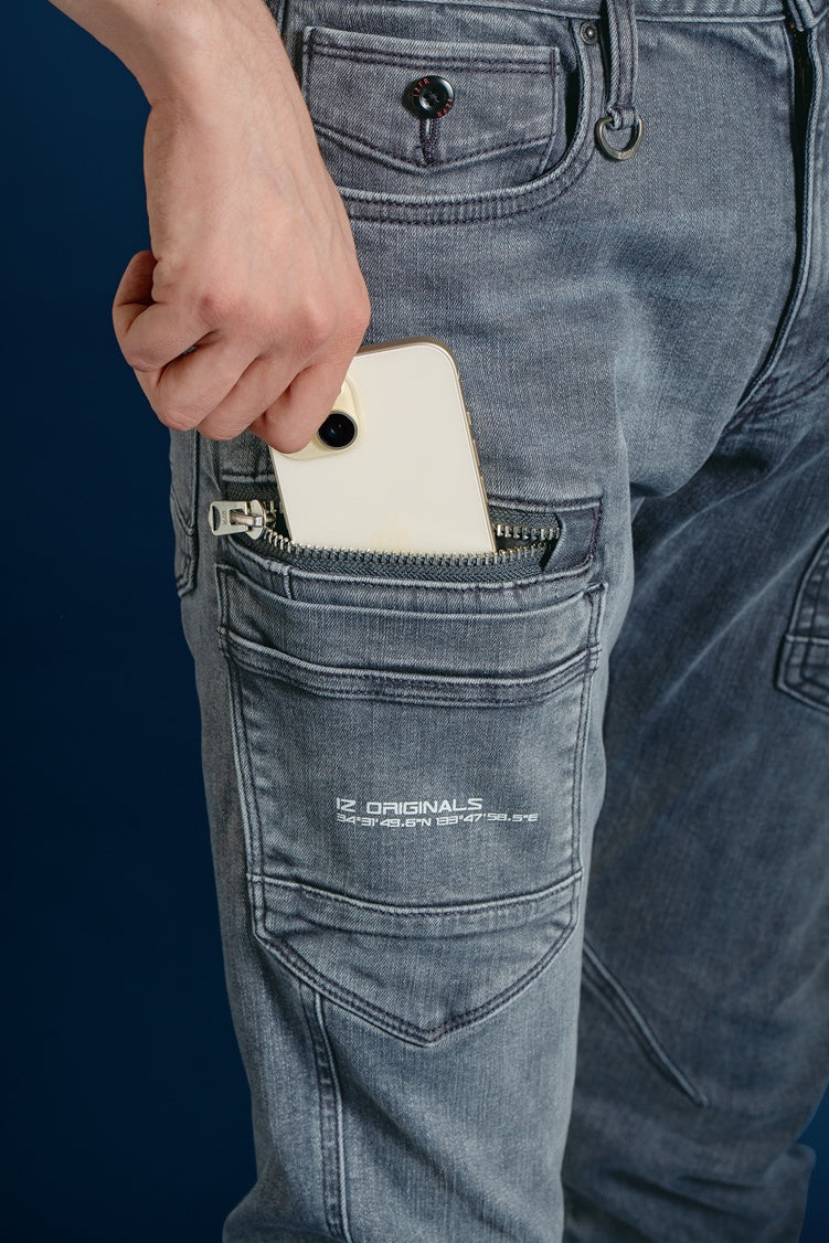 スマホが入る二重構造の右側カーゴポケット