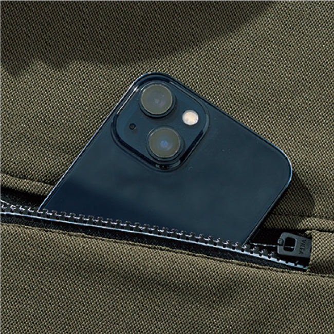 スマホが入る胸ポケット