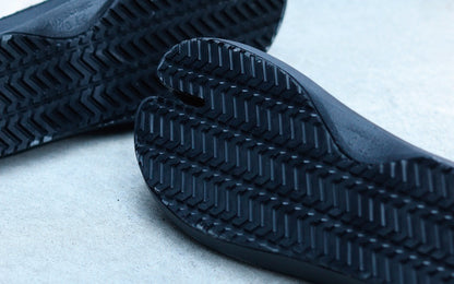 ワーク靴にも使われるの耐滑ソールで強力グリップ。雨天や濡れタイルでもしっかり踏ん張れる。