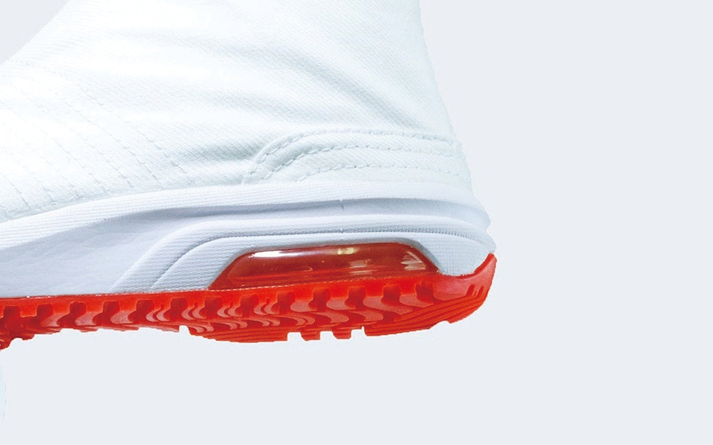 リニューアルで大型化したエアーバッグが踵の衝撃をしっかり吸収し、足を守る。歩行時の負担を軽減。