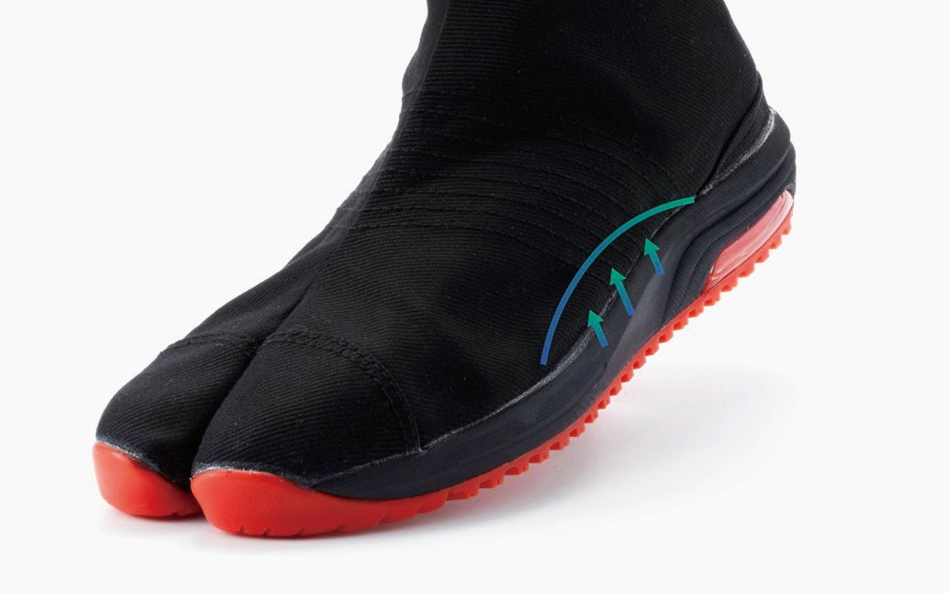 中敷に内外2本のアーチサポート。欲張らない高さで、疲れた足をやさしく支える。