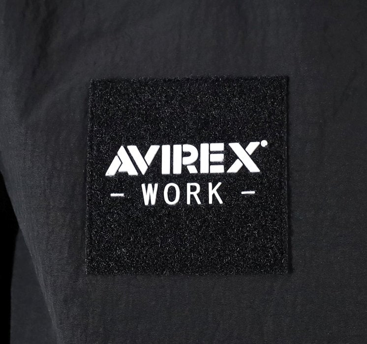 - 右胸ロゴワッペン -

AVIREX WORKのブランドロゴを右胸へ配置しています。