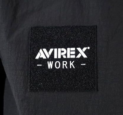 - 右胸ロゴワッペン -

AVIREX WORKのブランドロゴを右胸へ配置しています。