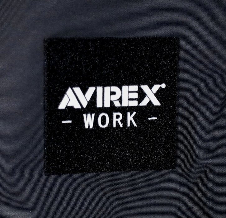 - 右胸ロゴワッペン -

AVIREX WORKのロゴワッペンを右胸に配置。ワークウェアらしい存在感を加えています。