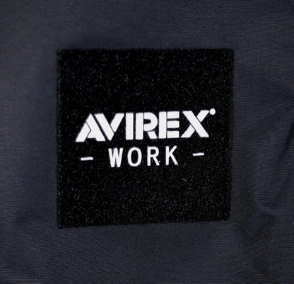 - 右胸ロゴワッペン -

AVIREX WORKのロゴワッペンを右胸に配置。ワークウェアらしい存在感を加えています。