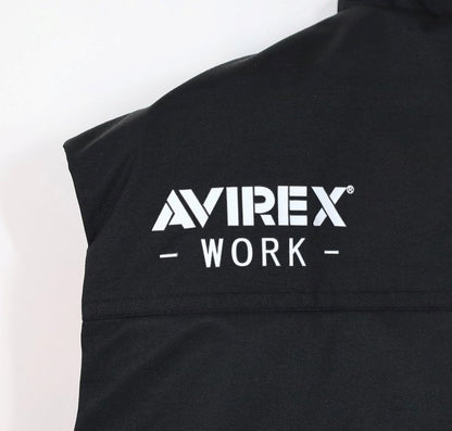 - 背中ロゴ転写プリント -

背面上部のロゴプリントが、後ろ姿にもAVIREX WORKらしい印象を与えます。