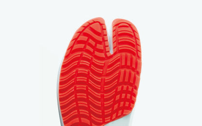 縦横に滑りにくいアウトソール。従来比15％耐滑UPで、あらゆる動きに対応。