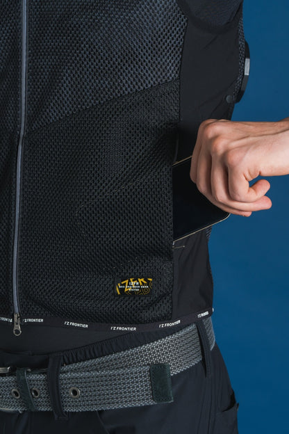 スマホが入る脇ポケット付き