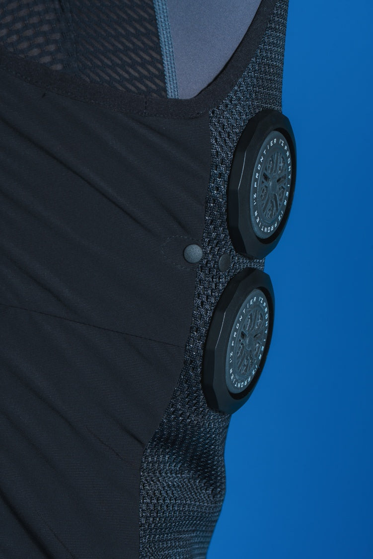 ストレッチ素材と調整ボタンで体にフィット