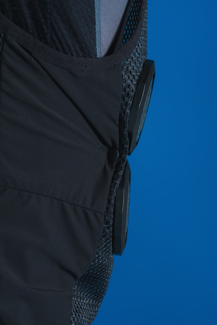 ストレッチ素材と調整ボタンで体にフィット