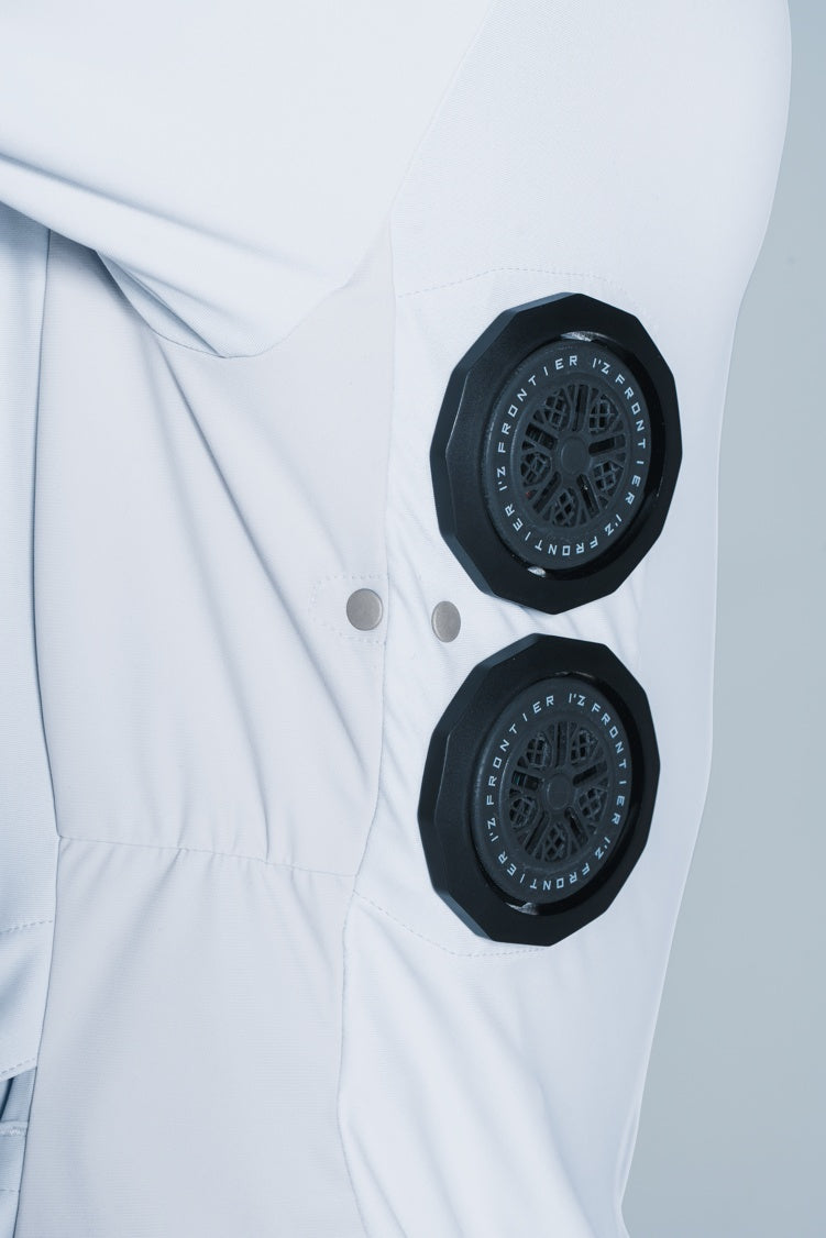 ストレッチ素材と調整ボタンで体にフィット