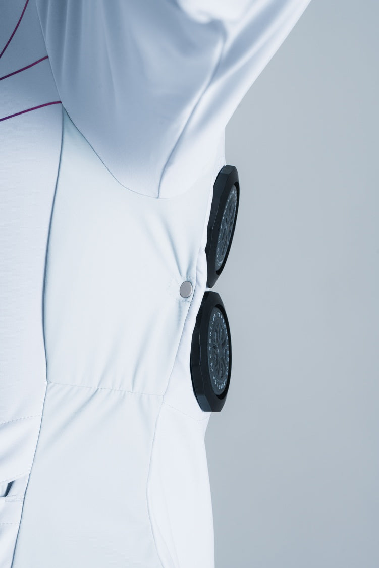 ストレッチ素材と調整ボタンで体にフィット