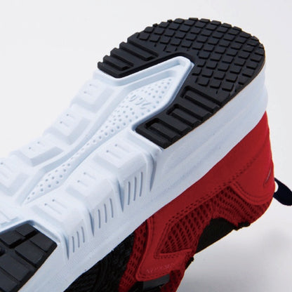 クッション性の高いEVAミッドソール、水や油に強いソール