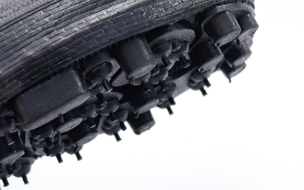 片足21本（外見上は42本）の鋼製スパイクピンで滑りにくい。