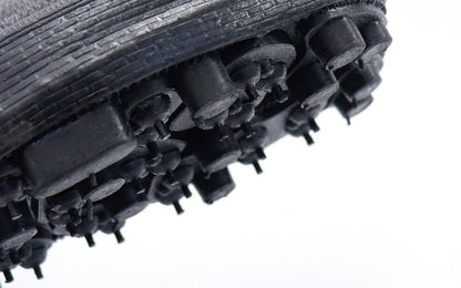 片足21本（外見上は42本）の鋼製スパイクピンで滑りにくい。