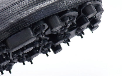 片足21本（外見上は42本）の鋼製スパイクピンで滑りにくい。