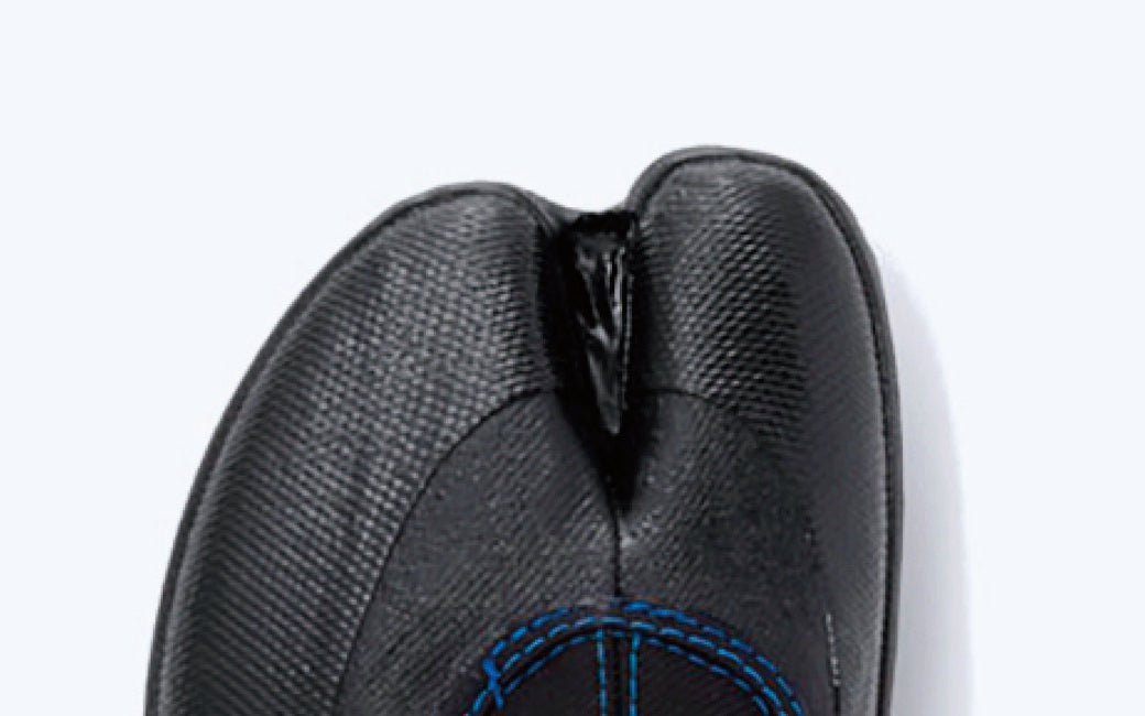 つま先部分が結合しているので、枝など挟み込みを防止し安全。