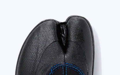 つま先部分が結合しているので、枝など挟み込みを防止し安全。