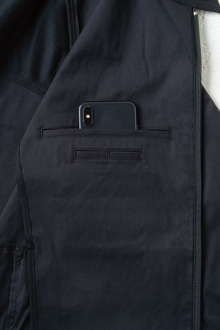 両側内ポケット（8.3インチ程度のタブレットが入る）