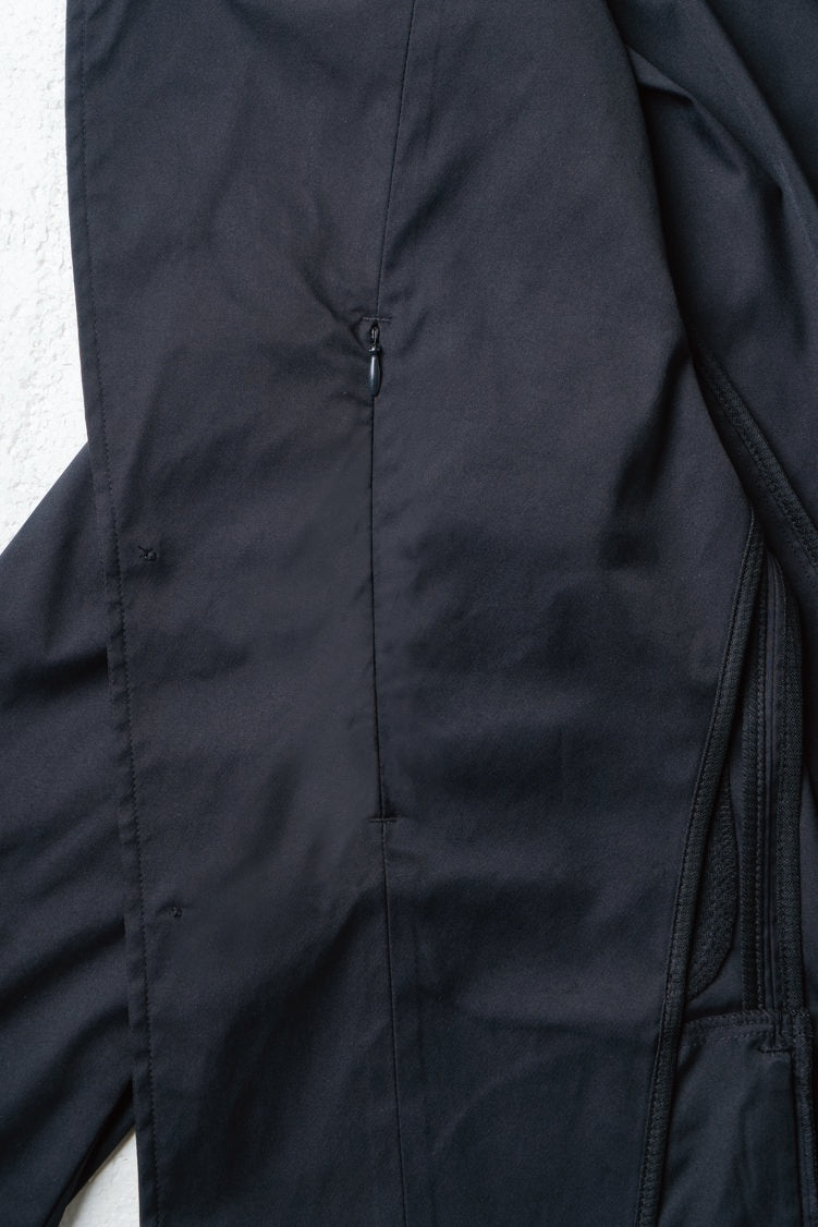 大切な物の落下を防ぐ両脇ファスナーポケット