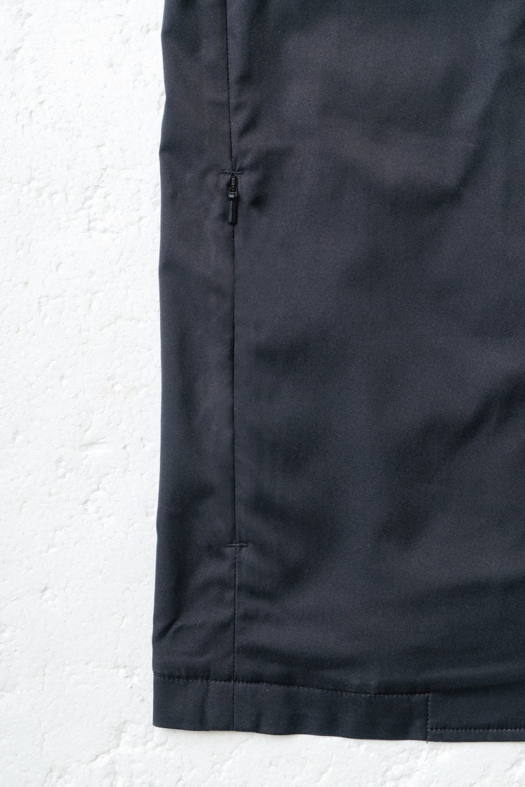 大切な物の落下を防ぐ両脇ファスナーポケット