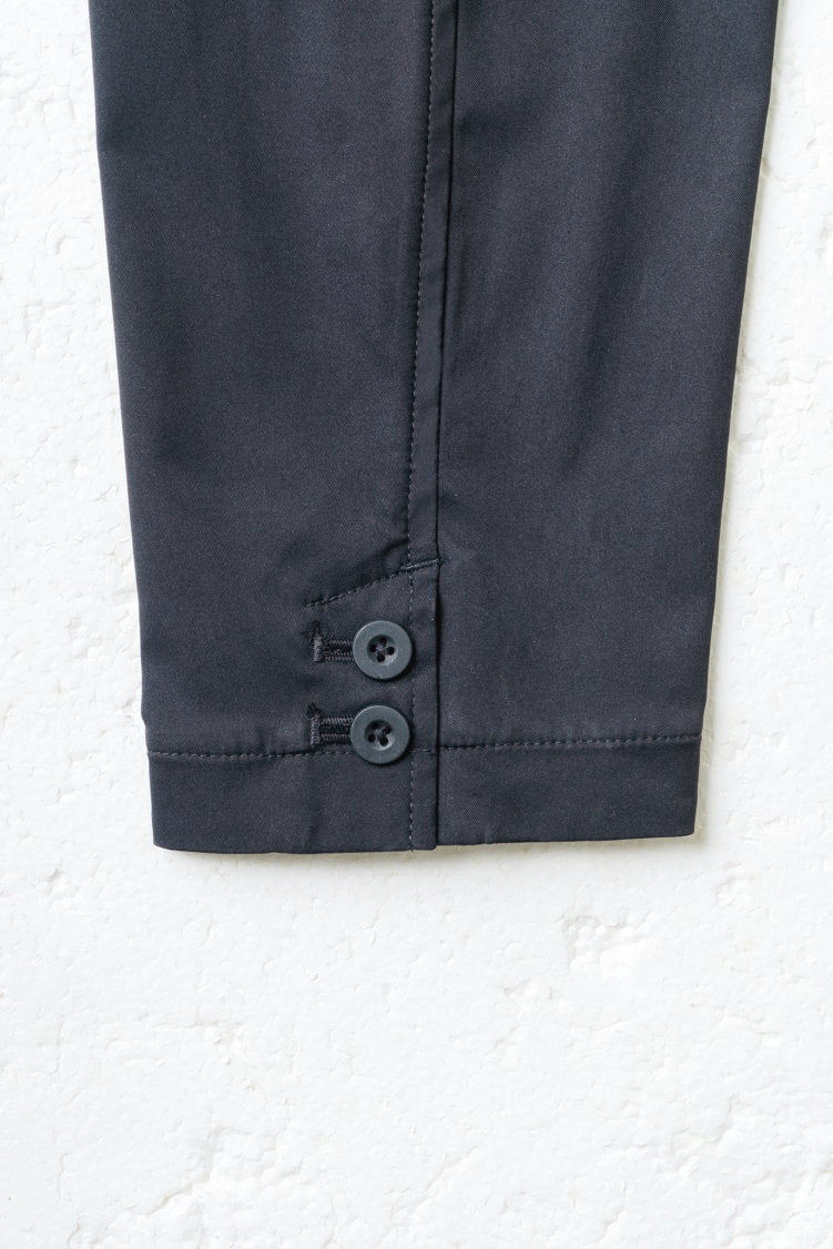 袖口釦にはシンプルなデザインにロゴが映えるオリジナルボタンを採用、袖口本開き仕様により、必要時袖まくり可能