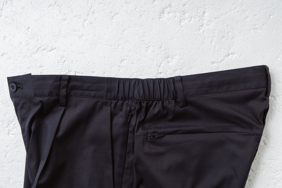 ウエストサイドゴム仕様。適度な着圧感が快適な作業をサポート