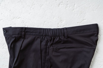 ウエストサイドゴム仕様。適度な着圧感が快適な作業をサポート