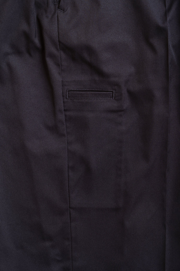 通常の両脇斜めポケットに加え、大切な物の落下を防ぐ両脇ファスナーポケット