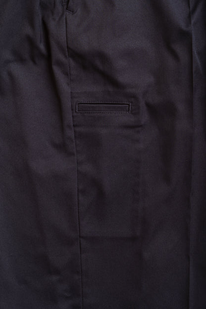 通常の両脇斜めポケットに加え、大切な物の落下を防ぐ両脇ファスナーポケット