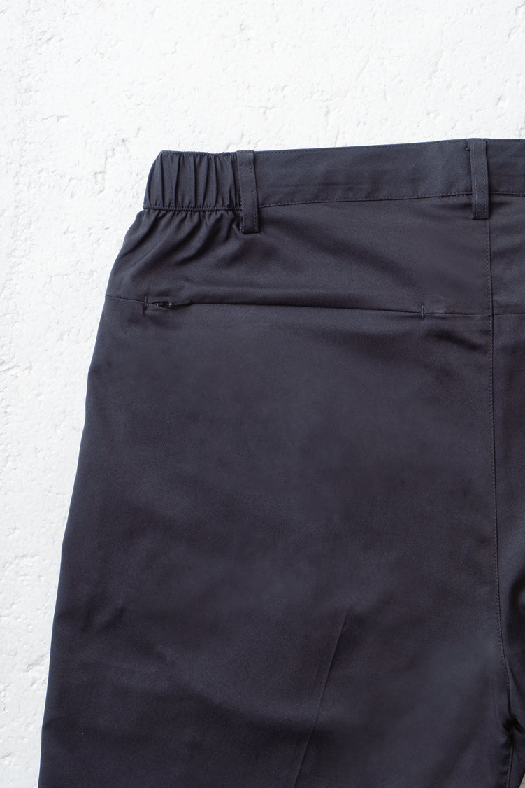 大切な物の落下を防ぐ左後ろファスナーポケット